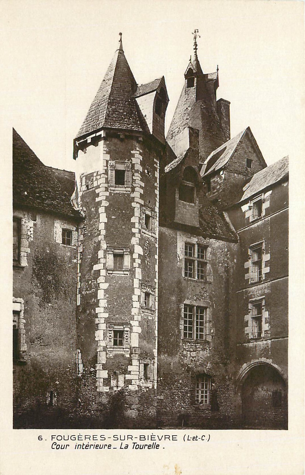 Fougères-sur-Bièvre — Innenhof - La Tourelle — Éditions des Monuments Historiques, Grand Palais, Paris