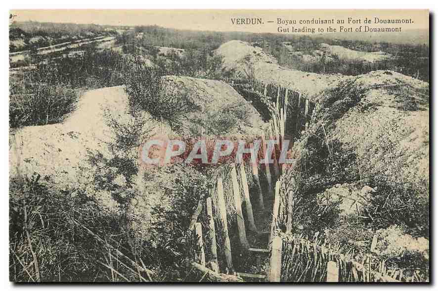 CPA Verdun Boyau conduisant au Fort de Douaumont Militaria