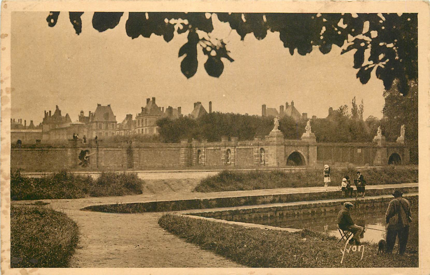 Fontainebleau — Le palais vu du parterre — Les Éditions d'Art Nouveau, Paris