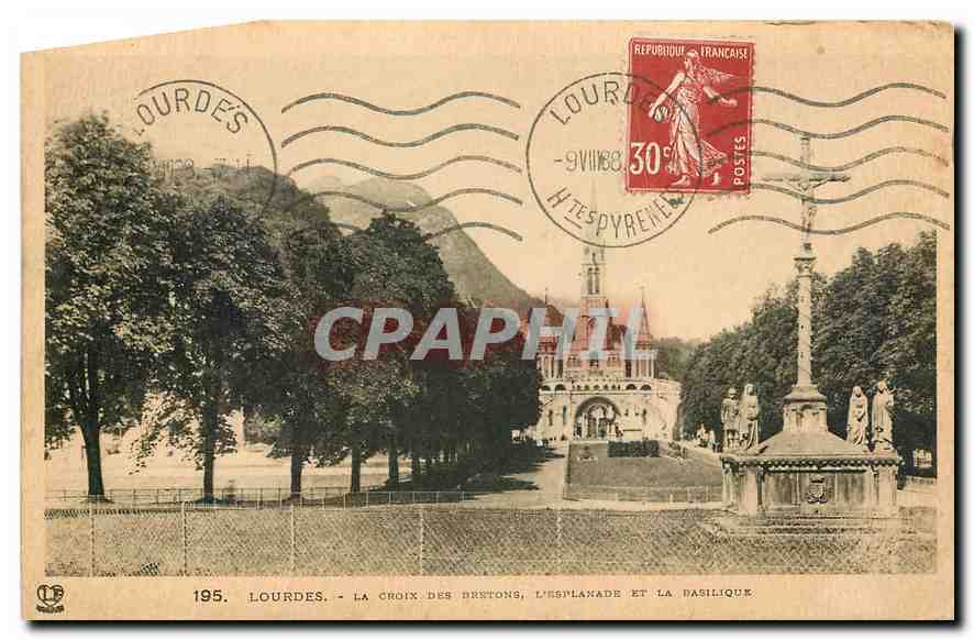 CPA Lourdes la Croix des l'esplanade et la Basilique 