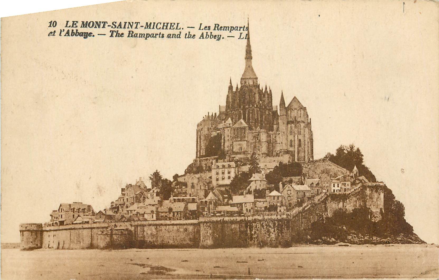 CPA Le mont Saint Michel les remparts et l'Abbaye 