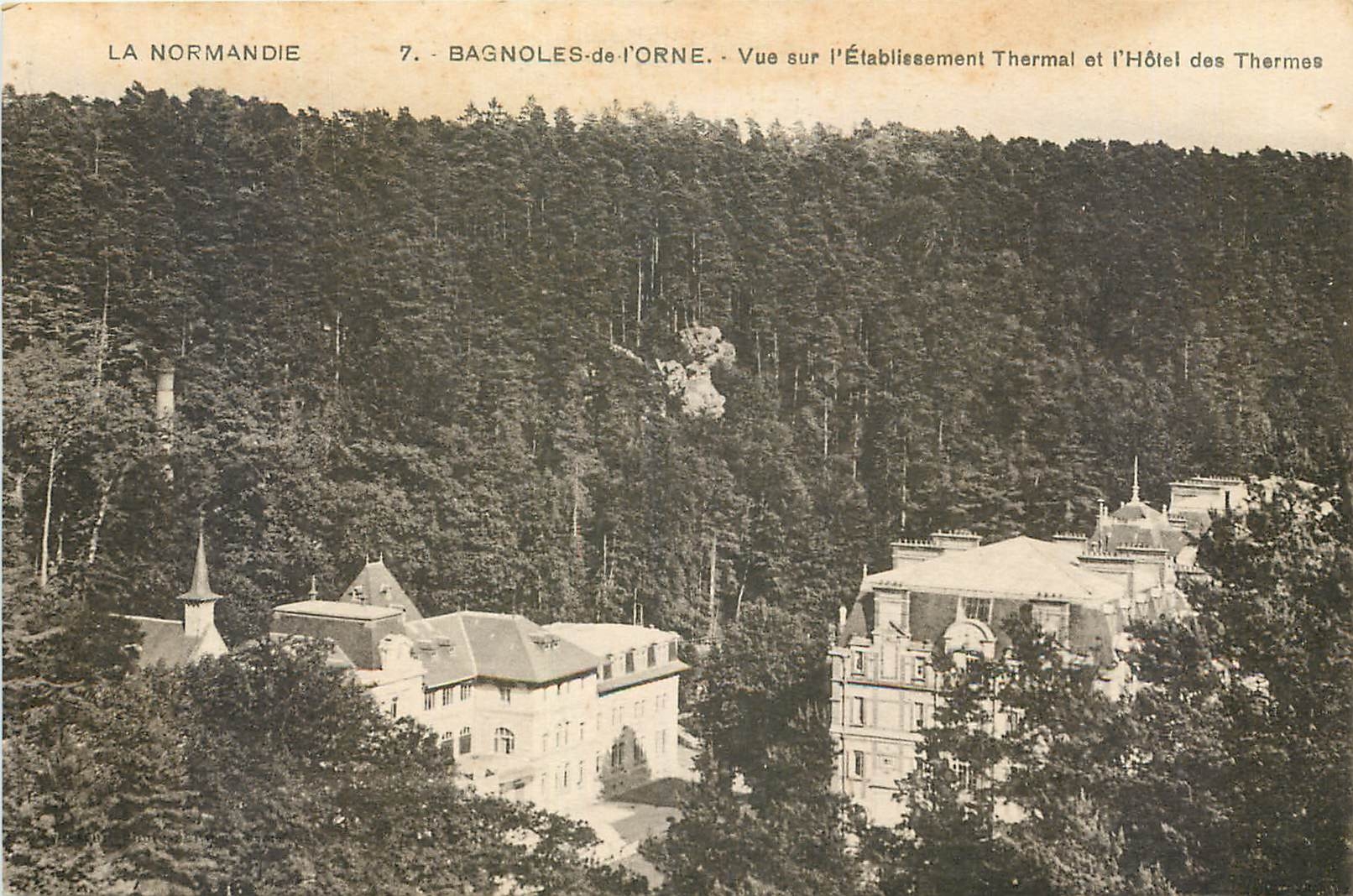 CPA La Normandie Bagnoles de l'Orne vue sur l'Etablissement Thermal et l'Hotel des Thermes 