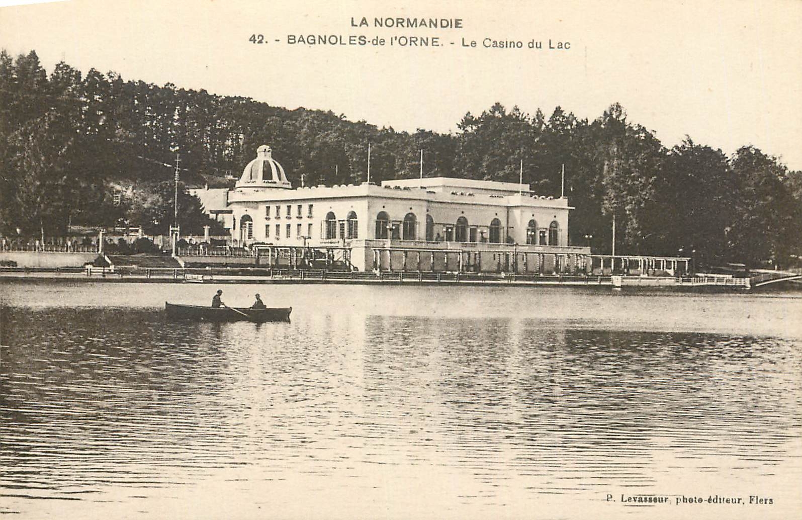 CPA La Normandie Bagnoles de l'Orne le Casino du lac 