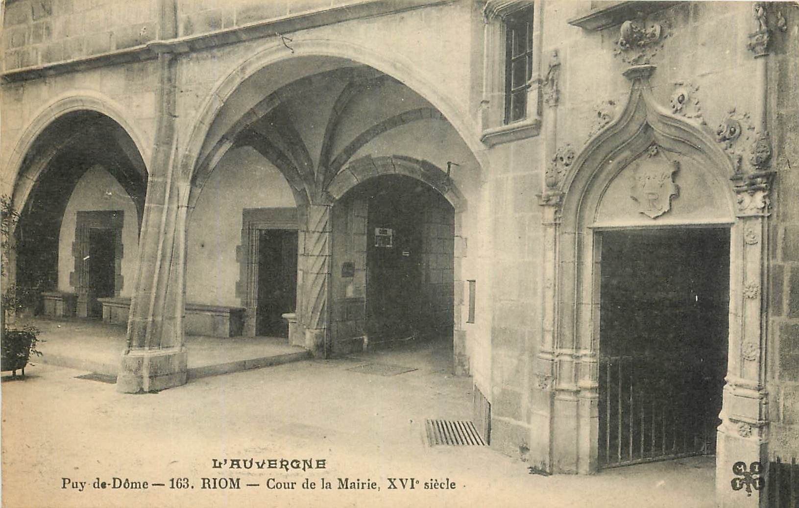 CPA L'Auvergne Puy de Dome Riom Cour de la mairie XVI siecle 