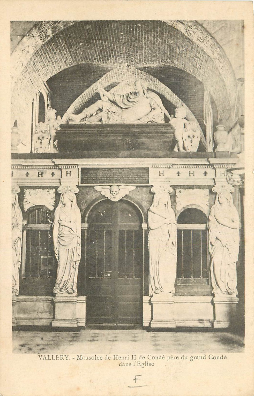 CPA Vallery Mausolee de Henri II de Conde pere du grand Conde dans l'Eglise 