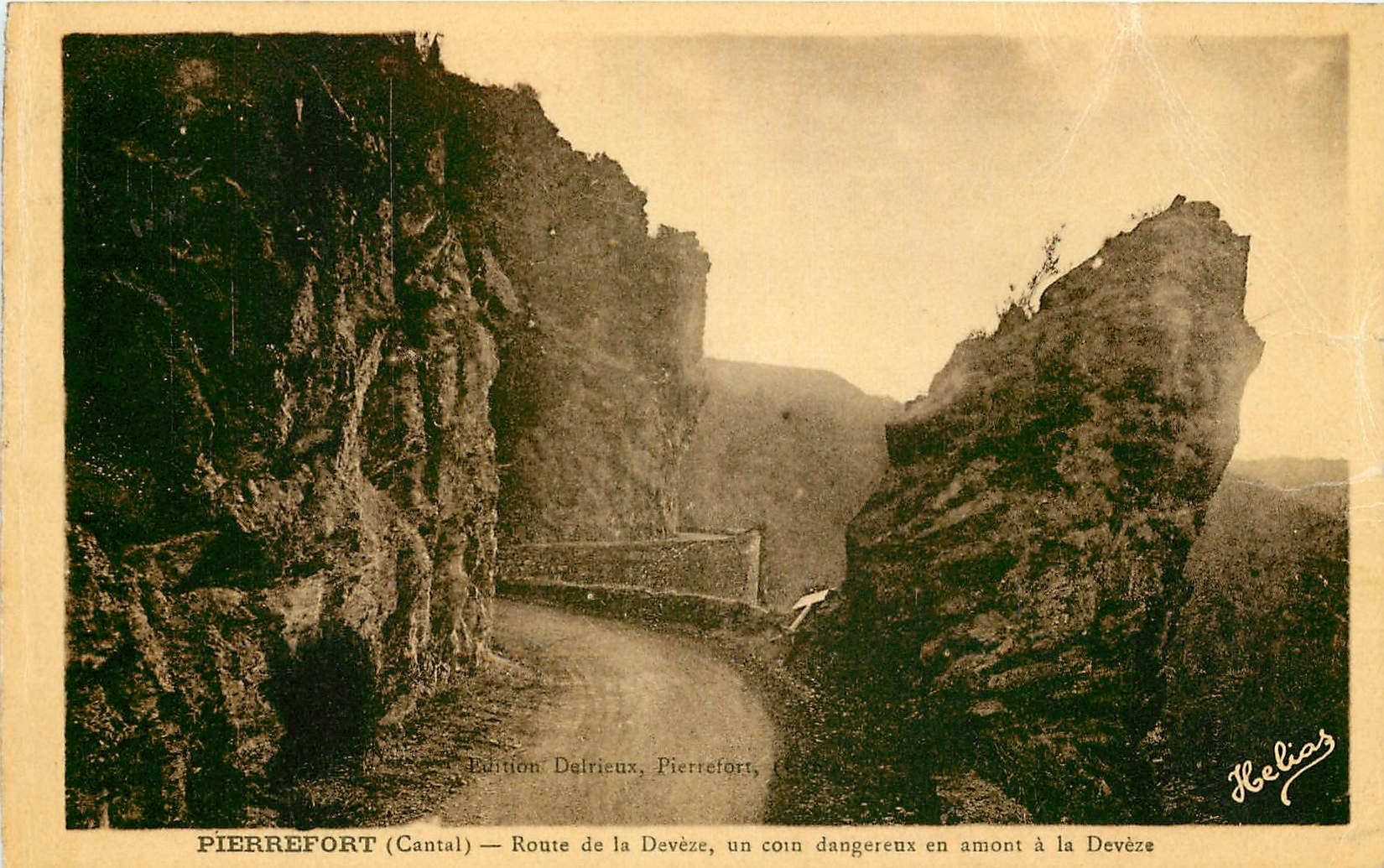 CPA Pierrefort Cantal Route de la Deverse un coin dangereux en amont a la Deveze 