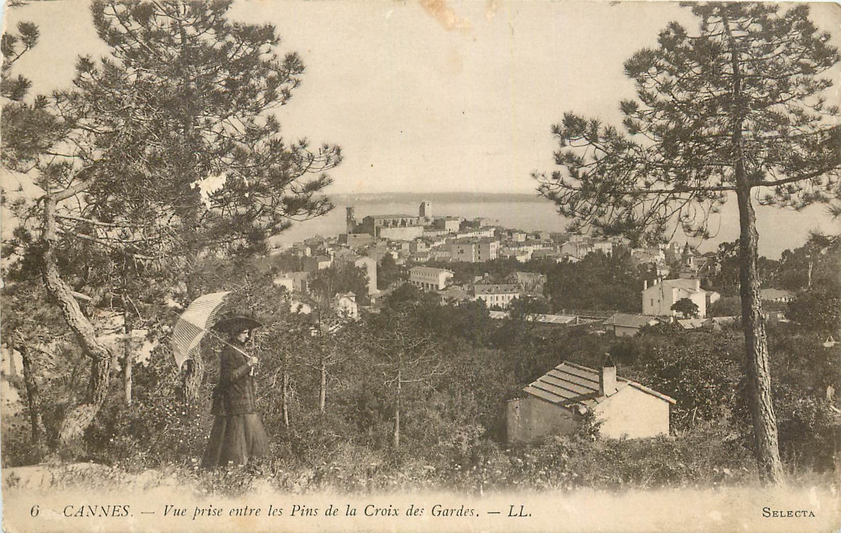 CPA Cannes vue prise entre les Pins de la Croix des Gardes 