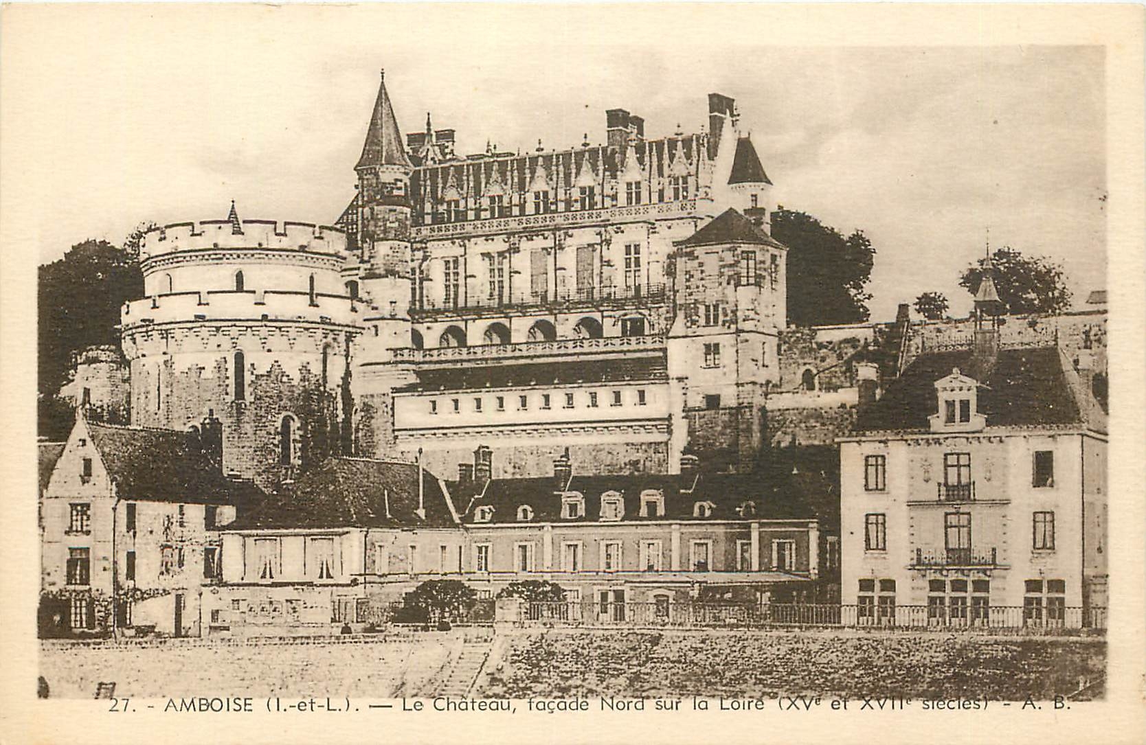 CPA Amboise I et L le Chateau facade nord sur la loire 