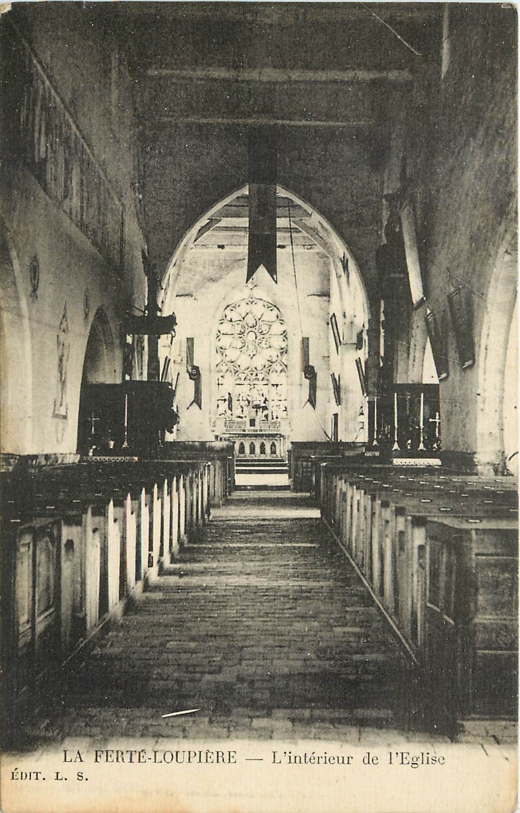 CPA La Ferte Loupiere l'Interieur de l'eglise 