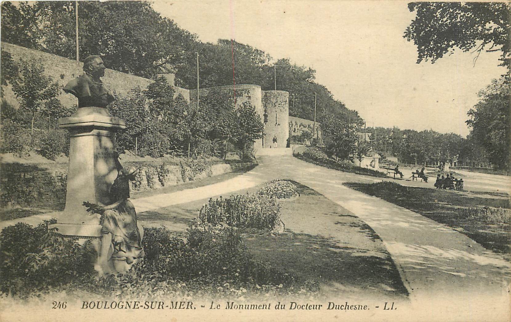 CPA Boulogne sur Mer le Monument du Socteur Duchesne 