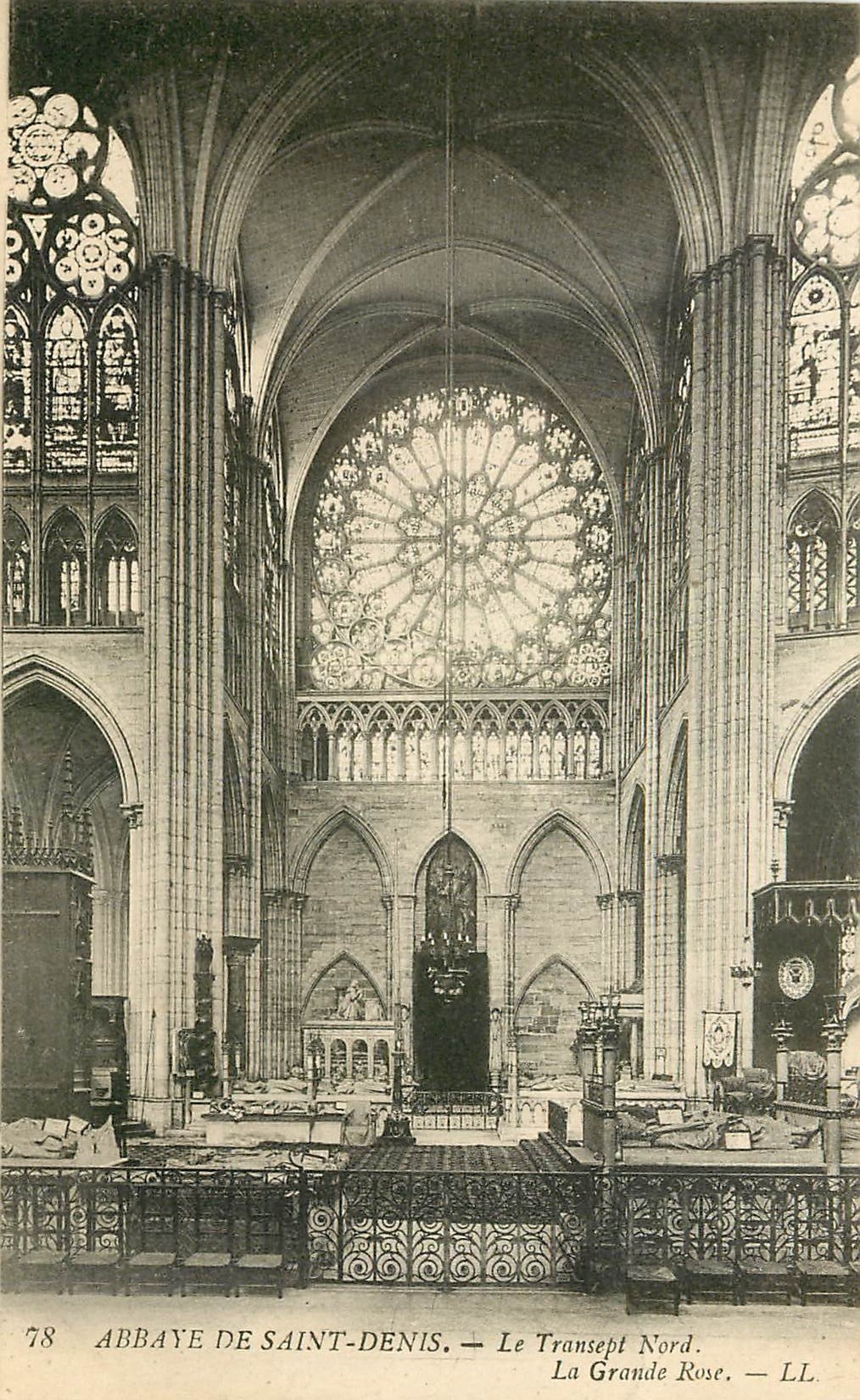 CPA Abbaye de Saint Denis le Transept Nord la grande rose 