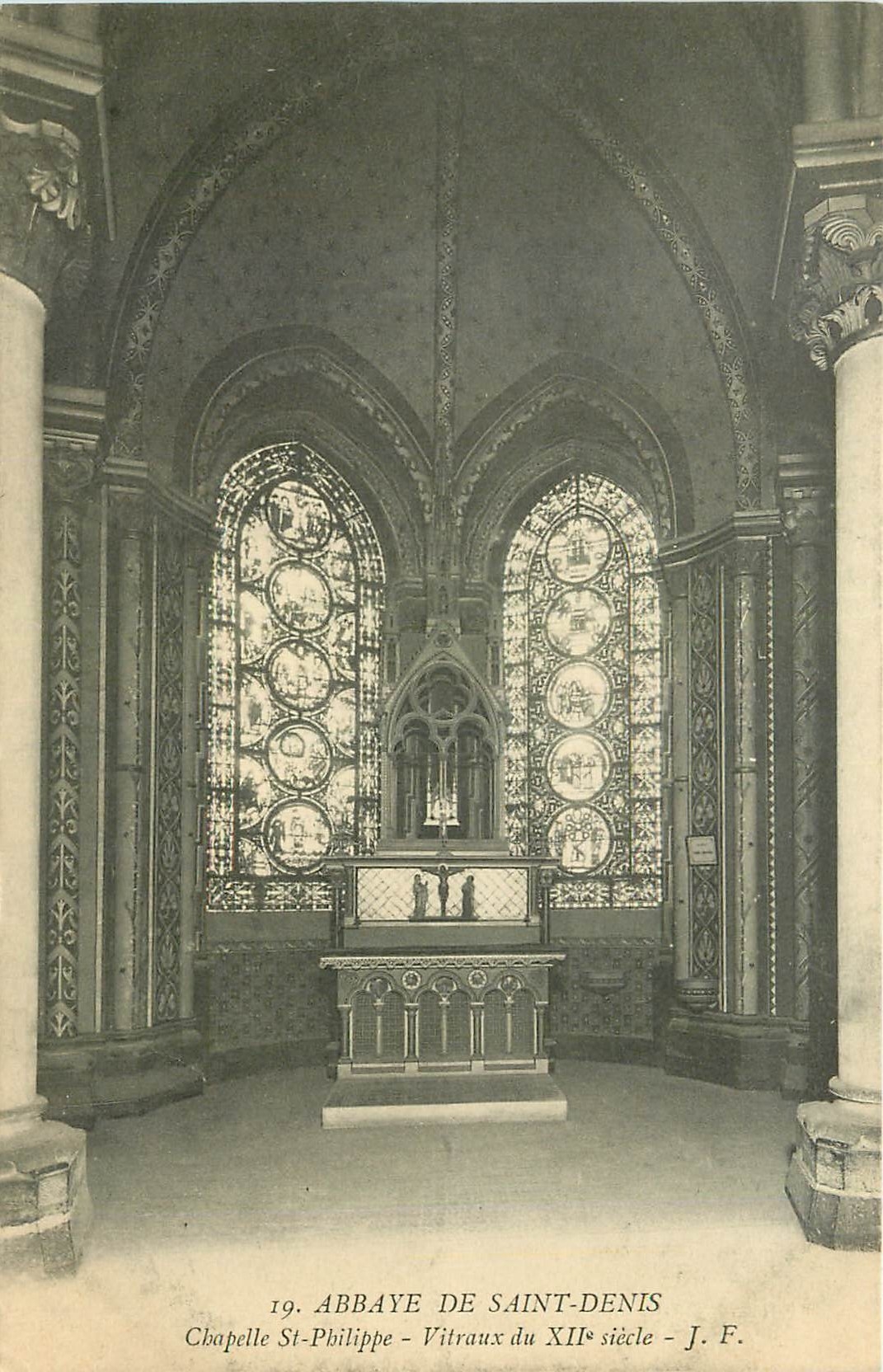 CPA Abbaye de Saint Denis Chapelle St Philippe Vitraux du XII siecle 