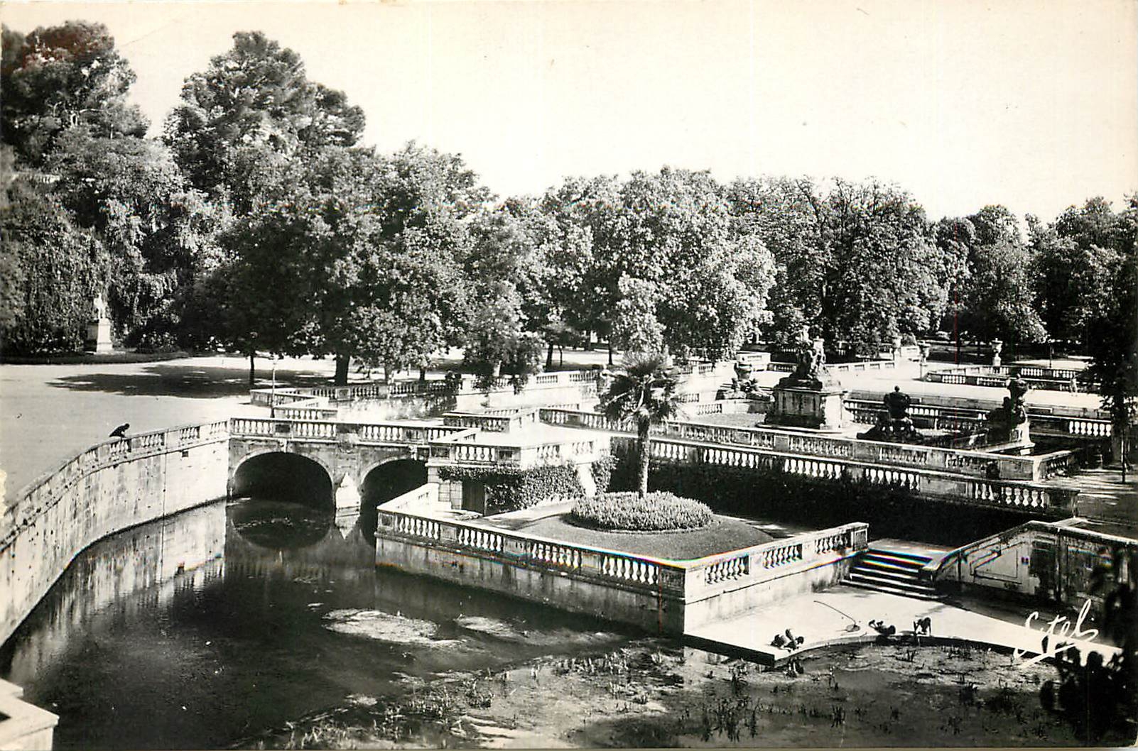 Nîmes — Vue sur le Jardin de la Fontaine — Éditions Lavelle & Estel