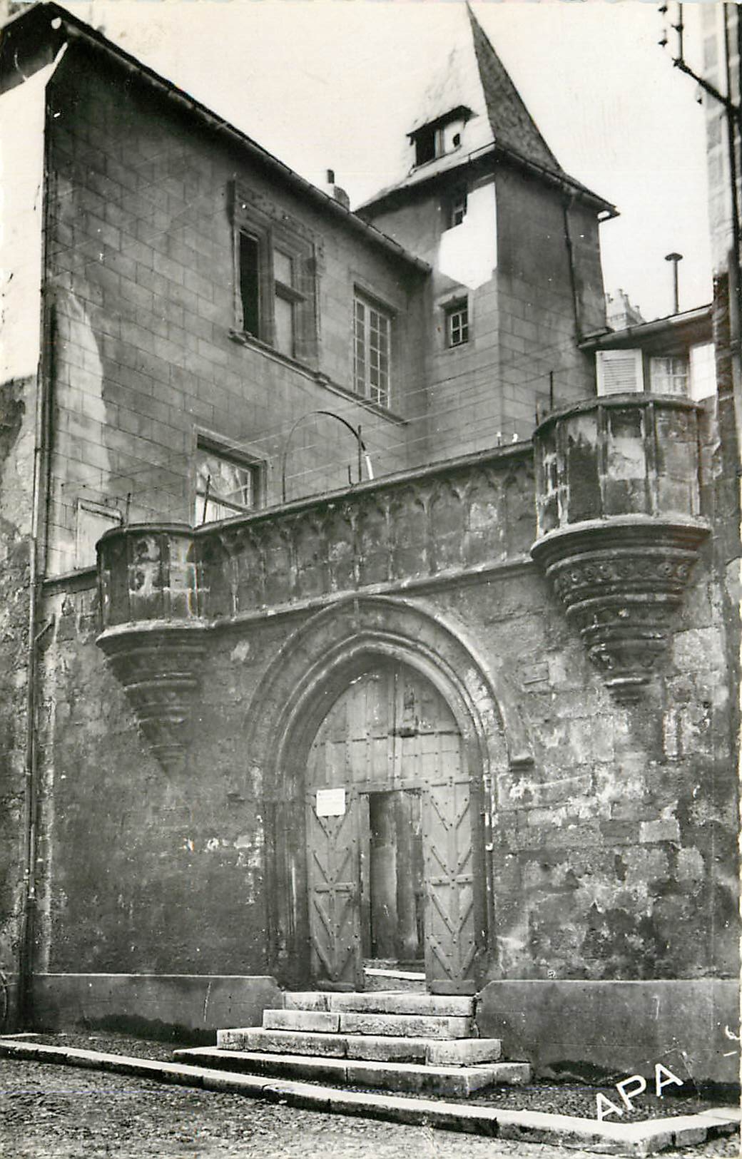 CPA Rodez Aveyron Place Adrien Rozier avec cour d'escalier construite en 1510 