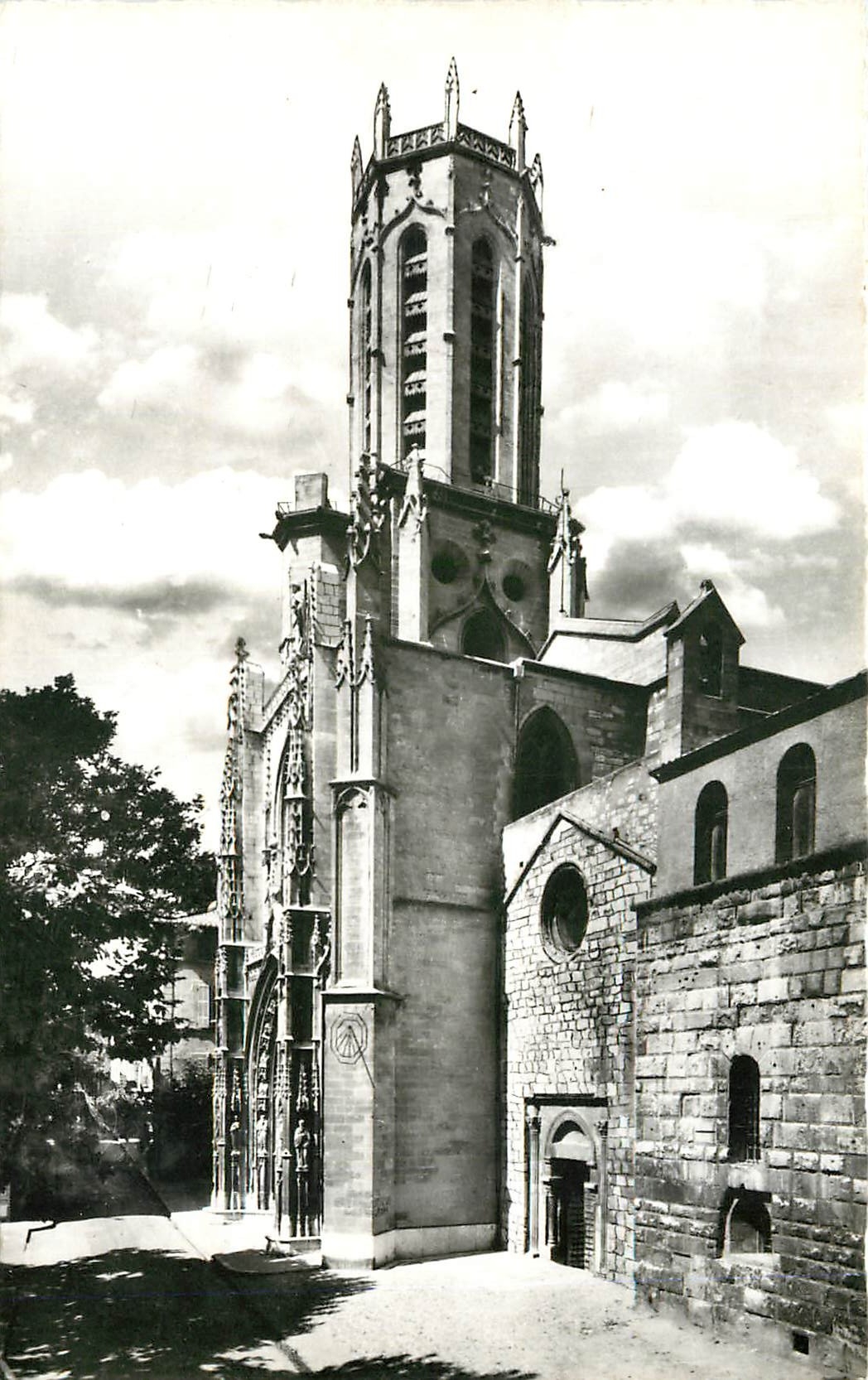Aix-en-Provence — Cathédrale Saint-Sauveur et Mur Romain — Éditions RYNER