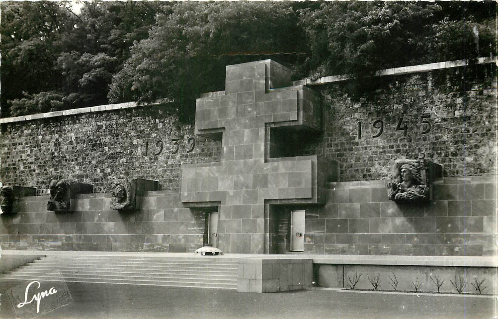 CPA Suresnes Seine le Memorial du Mont Valerien 