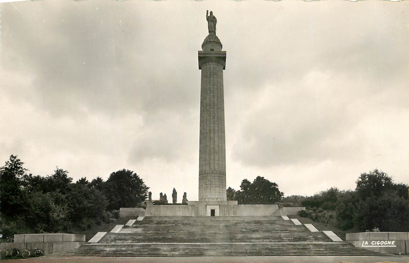 CPA Verdun Champs de Bataille tour de Montfaucon 