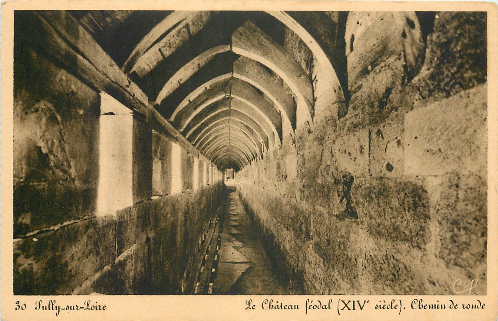 CPA Sully sur loire le chateau feodal XIV siecle chemin de ronde 