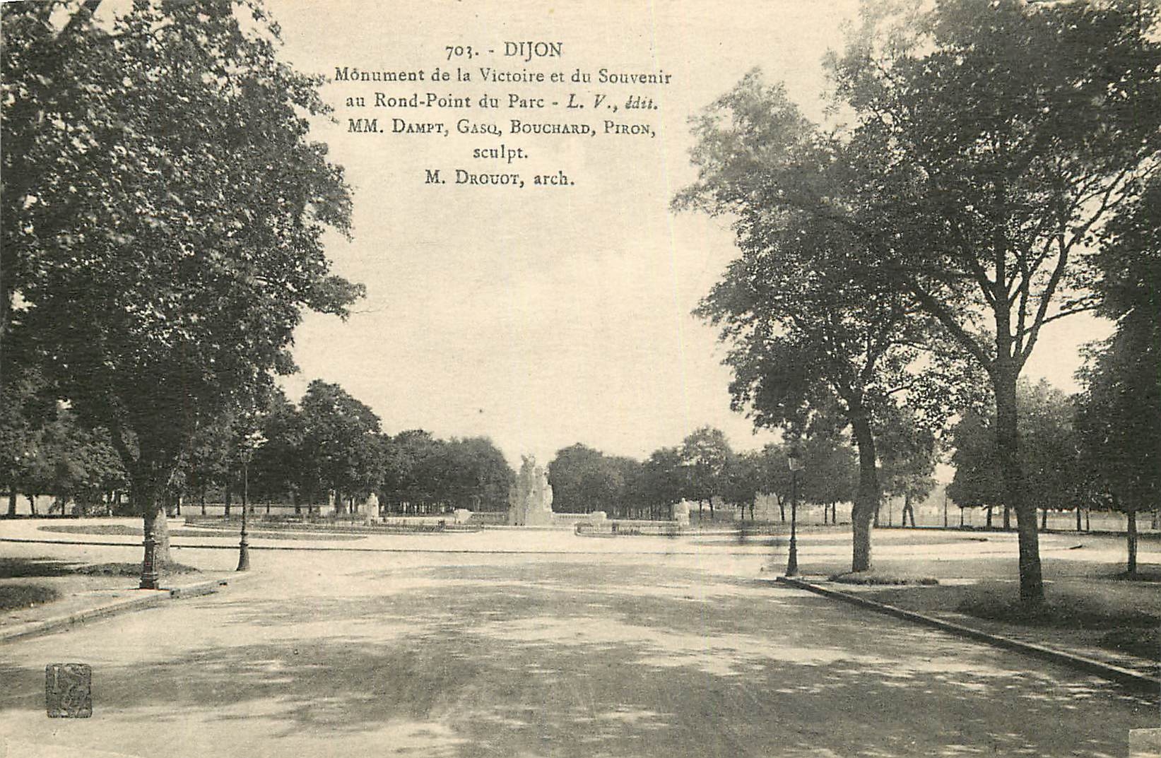 CPA Dijon Monument de la Victoire et du Souvenir au Rond Point du Parc 