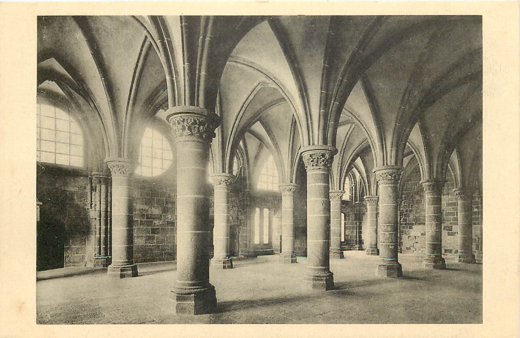 CPA Abbaye du Mont Saint Michel Salle des Chevaliers 