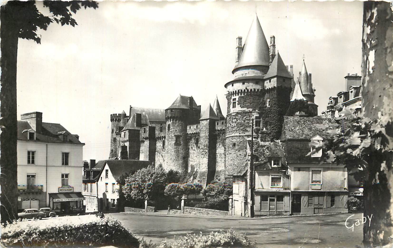 CPA Vitre I et L Le Chateau feodal et la Place des Poulies