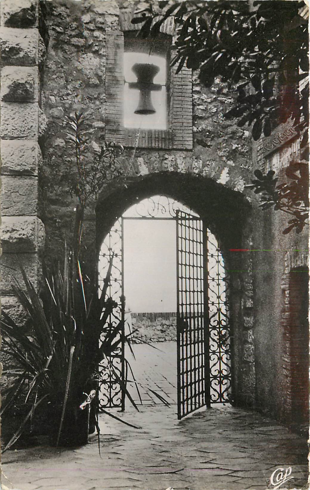 CPA Antibes Ancien Chateau des Grimaldi Portail de la cour interieure 