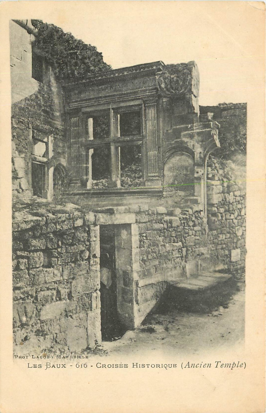 CPA Les Baux Croisee Historique Ancien Temple 