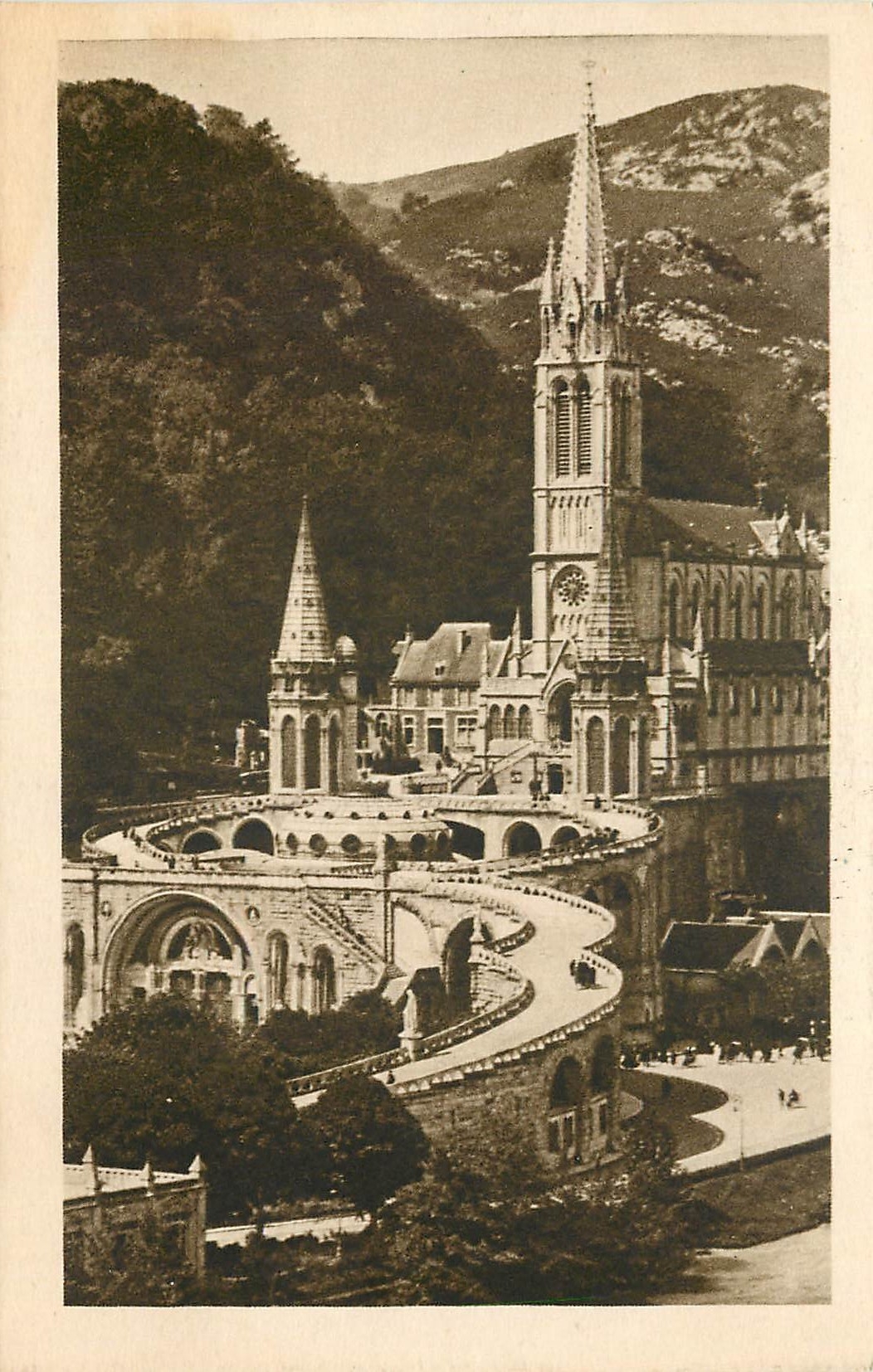 CPA Lourdes La Basilique et le Gave 