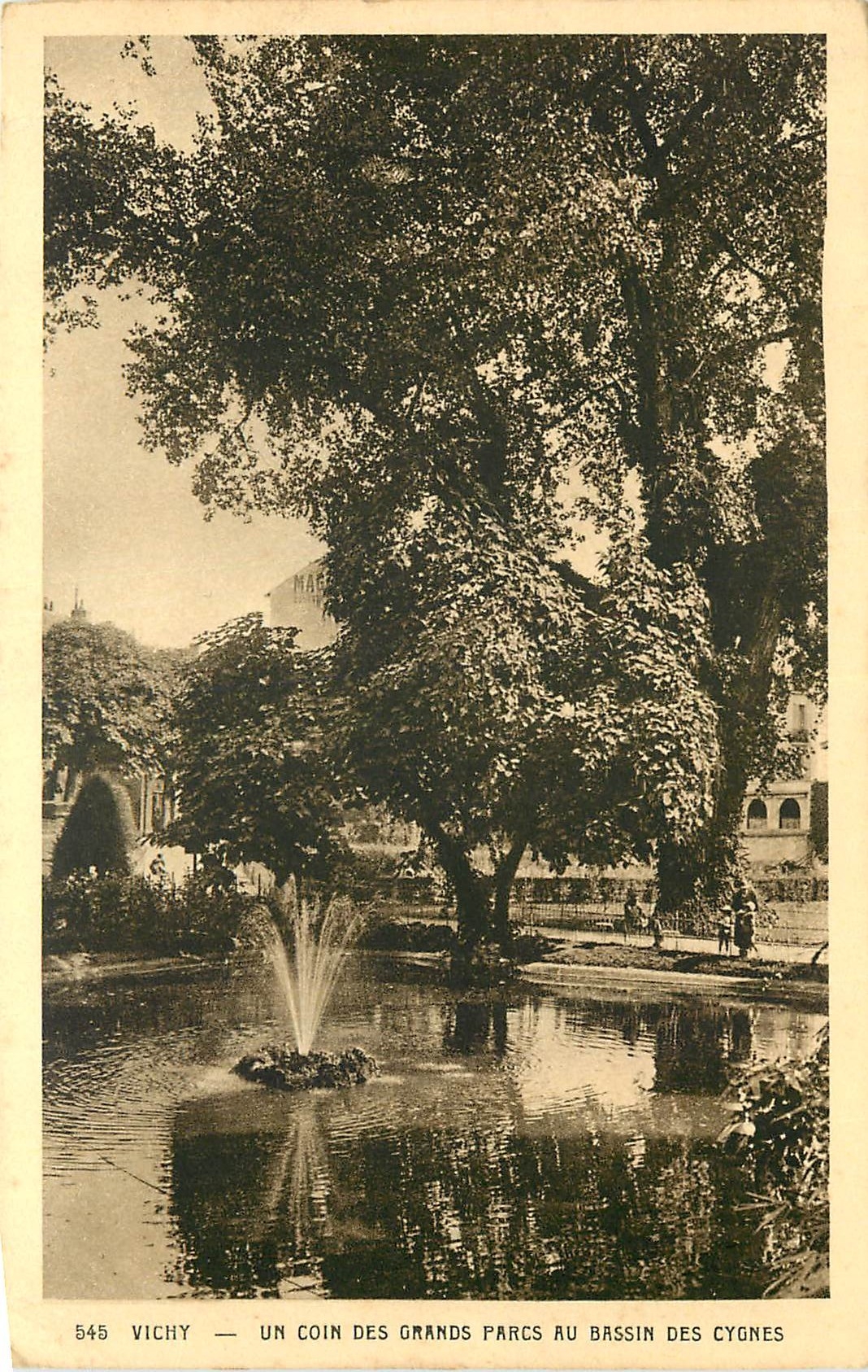 CPA Vichy Un coin des grands parcs au bassin des cygnes 