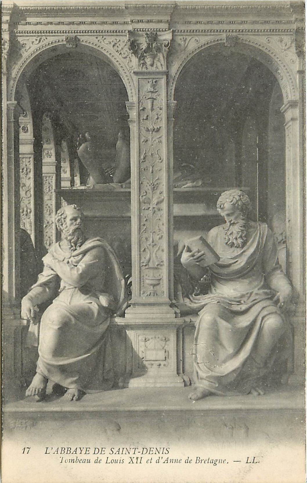 CPA l'Abbaye de Saint Denis Tombeau de Louis XII et d'Anne de Bretagne 