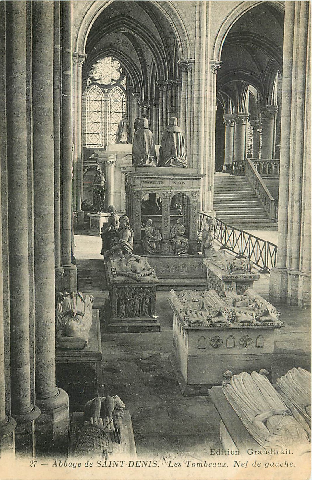 CPA Abbaye de Saint Denis Les Tombeaux Nef de gauche 