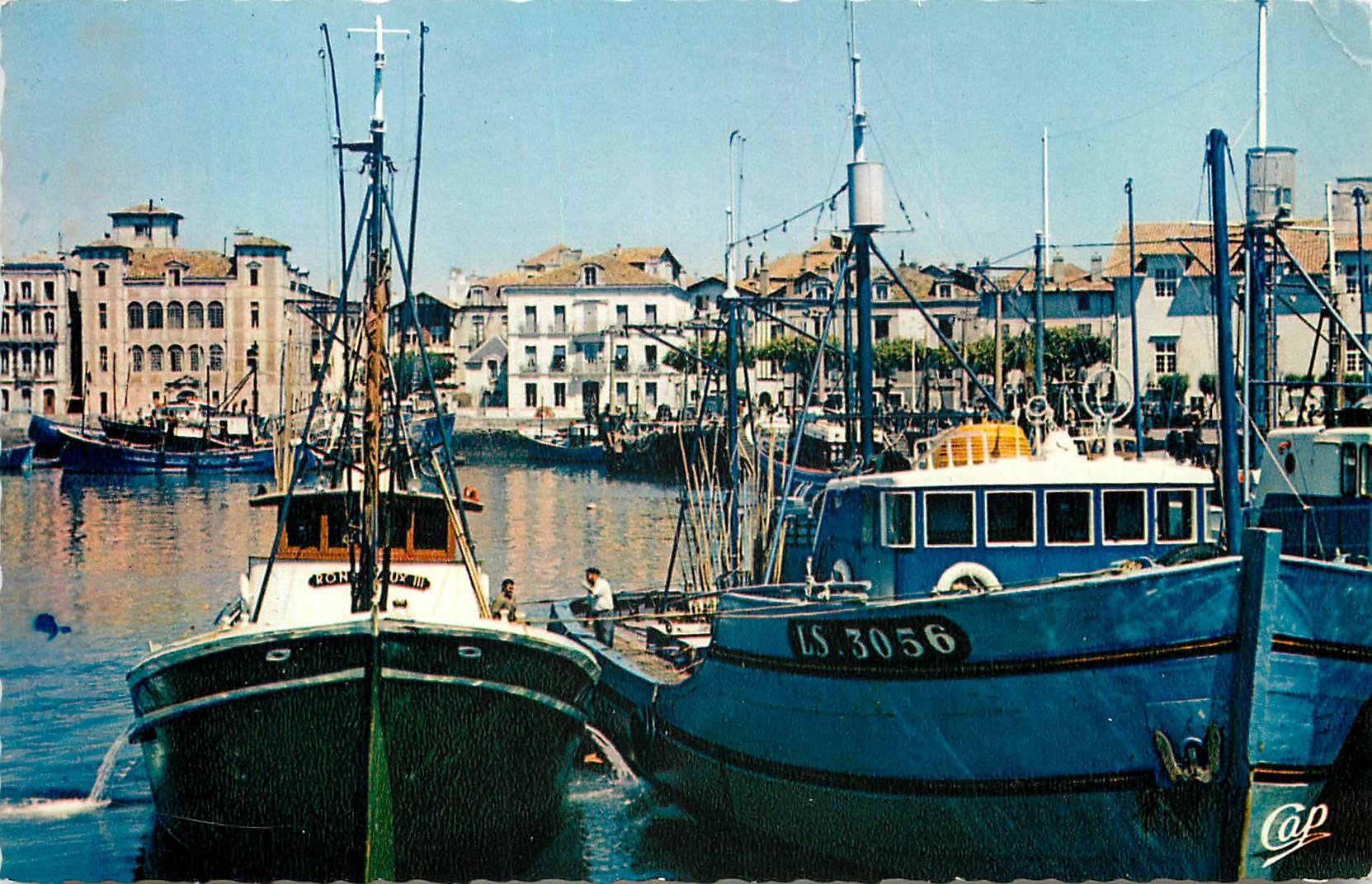CPM Saint Jean de Luz Le Port et Maison de l'Infante Bateaux de peche