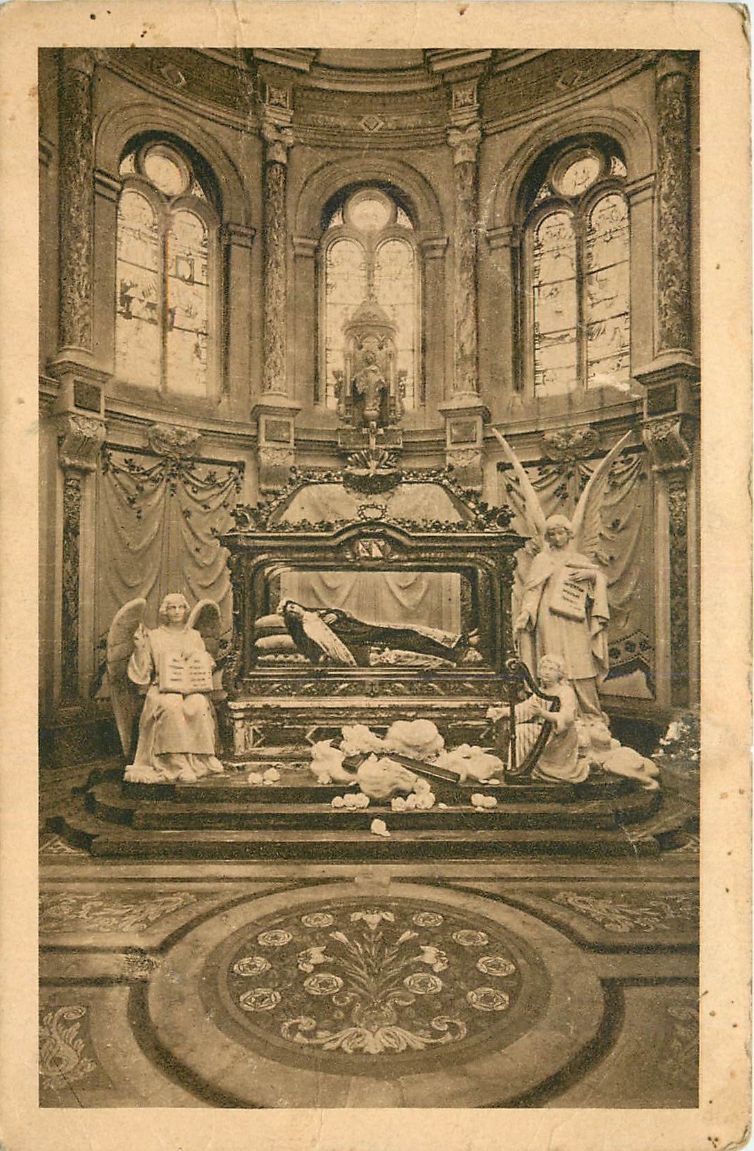 CPA Chapelle et Chasse de sainte Therese de l'Enfant Jesus Lisieux