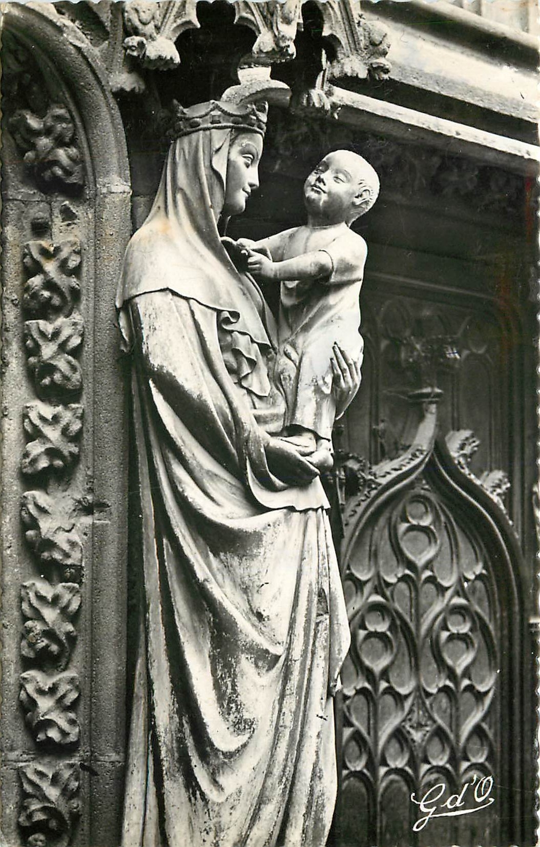 CPA l'Auvergne Riom Eglise du Marthuret La Vierge a l'Oiseau 