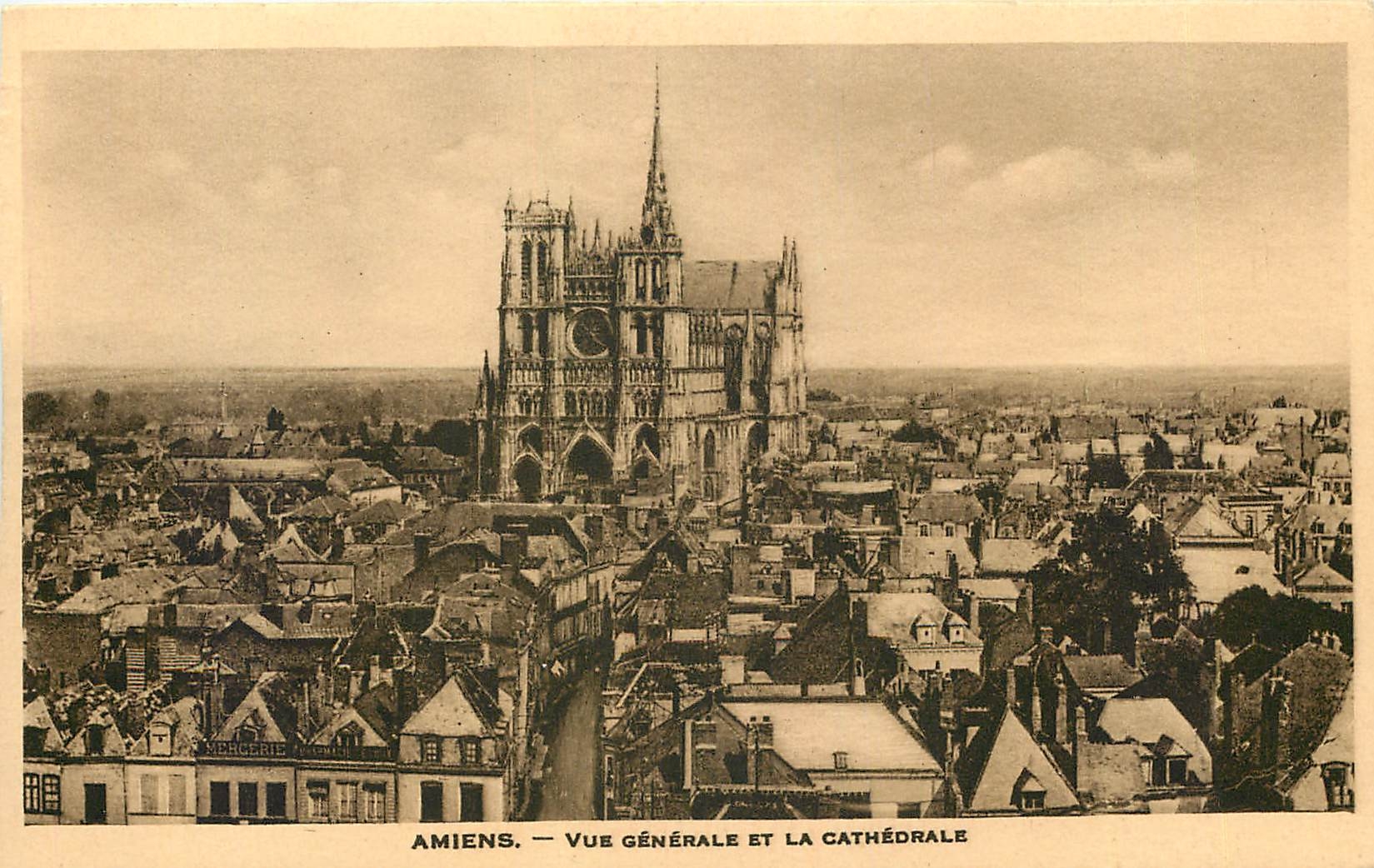 CPA Amiens Vue Generale et la Cathedrale 
