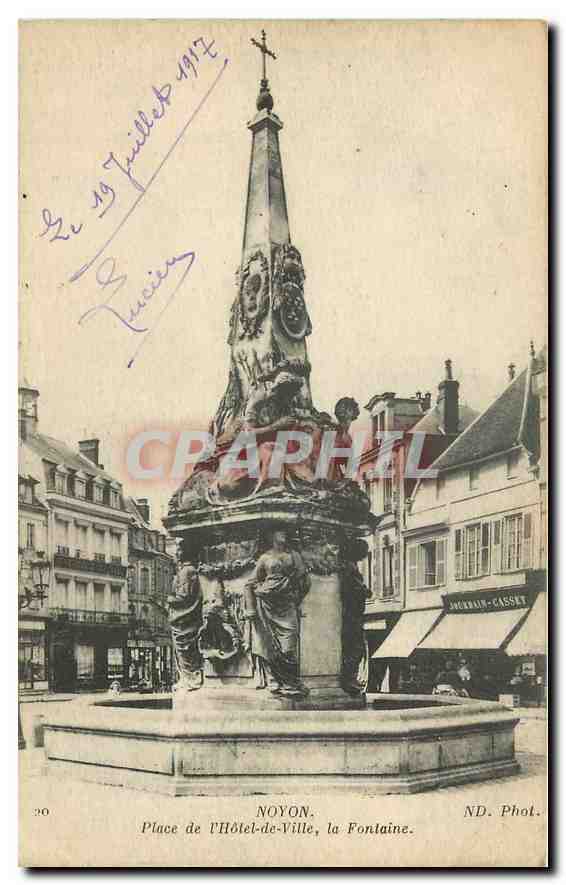 CPA Noyon Place de l'Hotel de Ville la Fontaine 