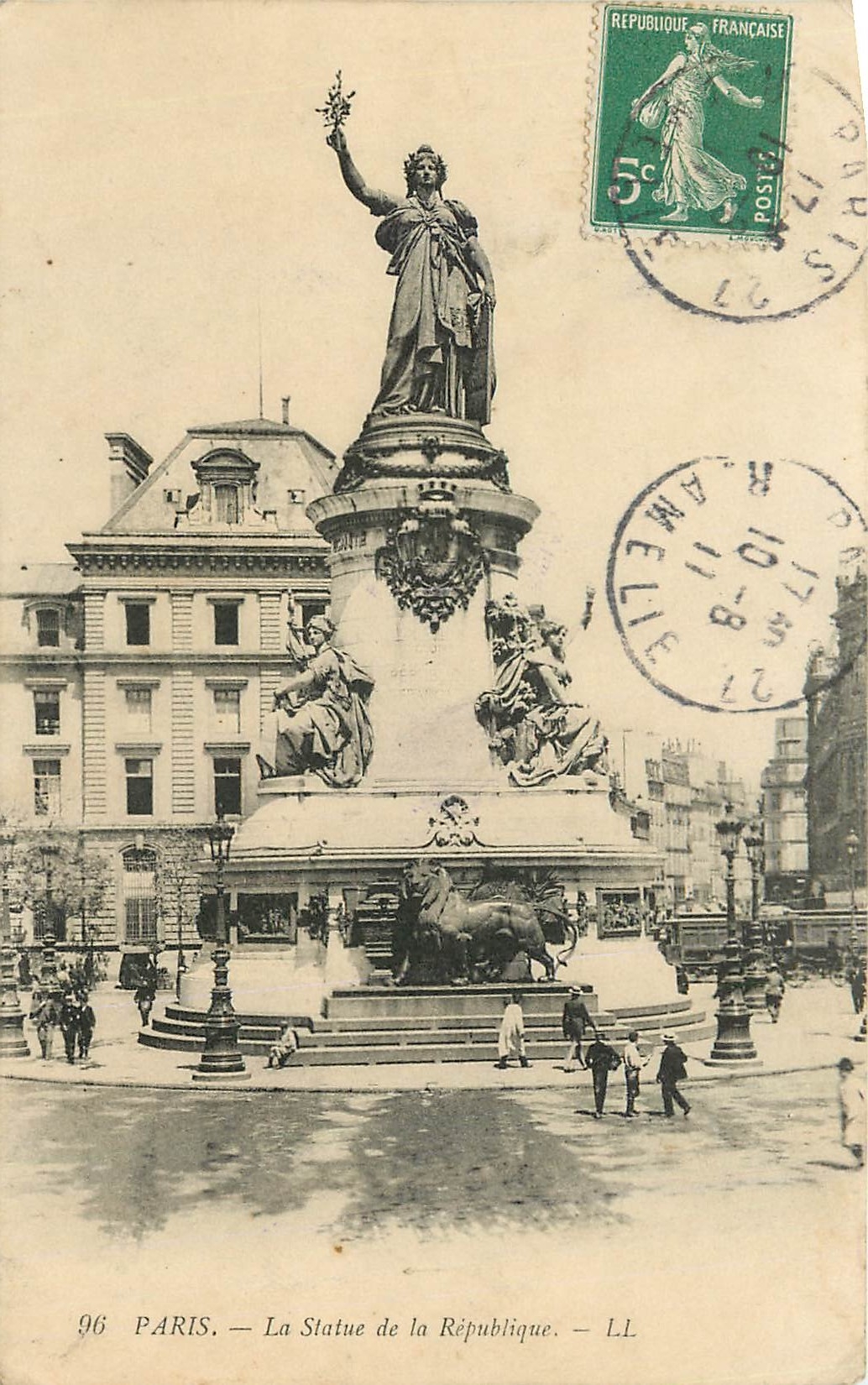 CPA Paris La Statue de la Republique Lion