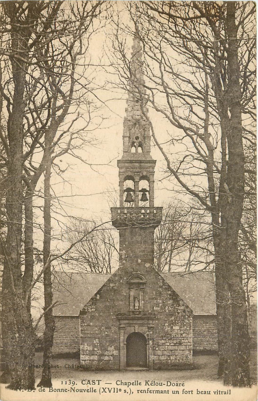 Cast — Chapelle Kélou-Doaré (XVIIe s.), renfermant un fort beau vitrail