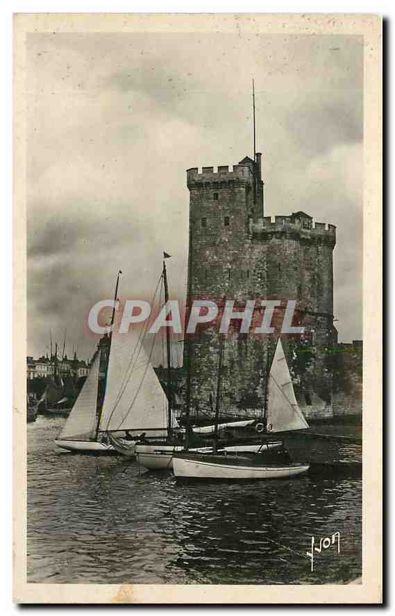 CPA La Rochelle Chatente Maritime L'entree du port et la Tour St Nicolas Bateaux