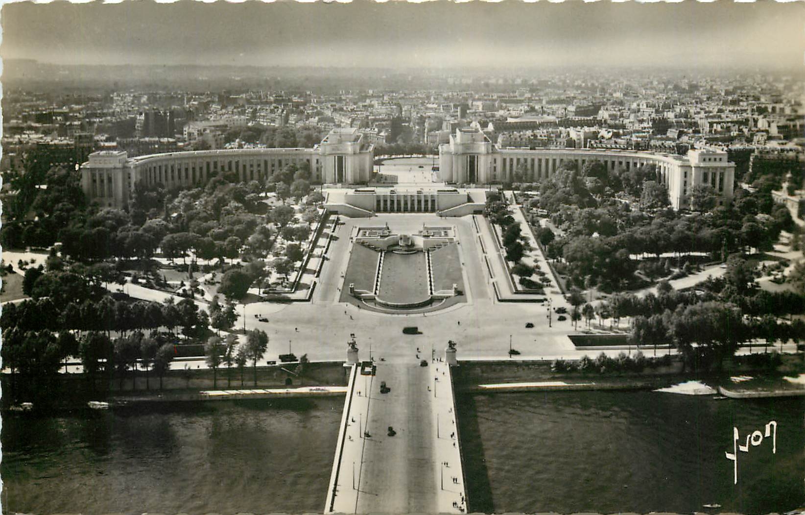 CPA Paris en Flanant Le Palais de Chaillot Oeuvre de MM Boileau Carlu et Azema 
