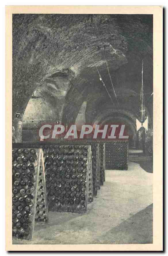 CPA Vins sur pupitres durant le remuage Champagne Moet & Chandon