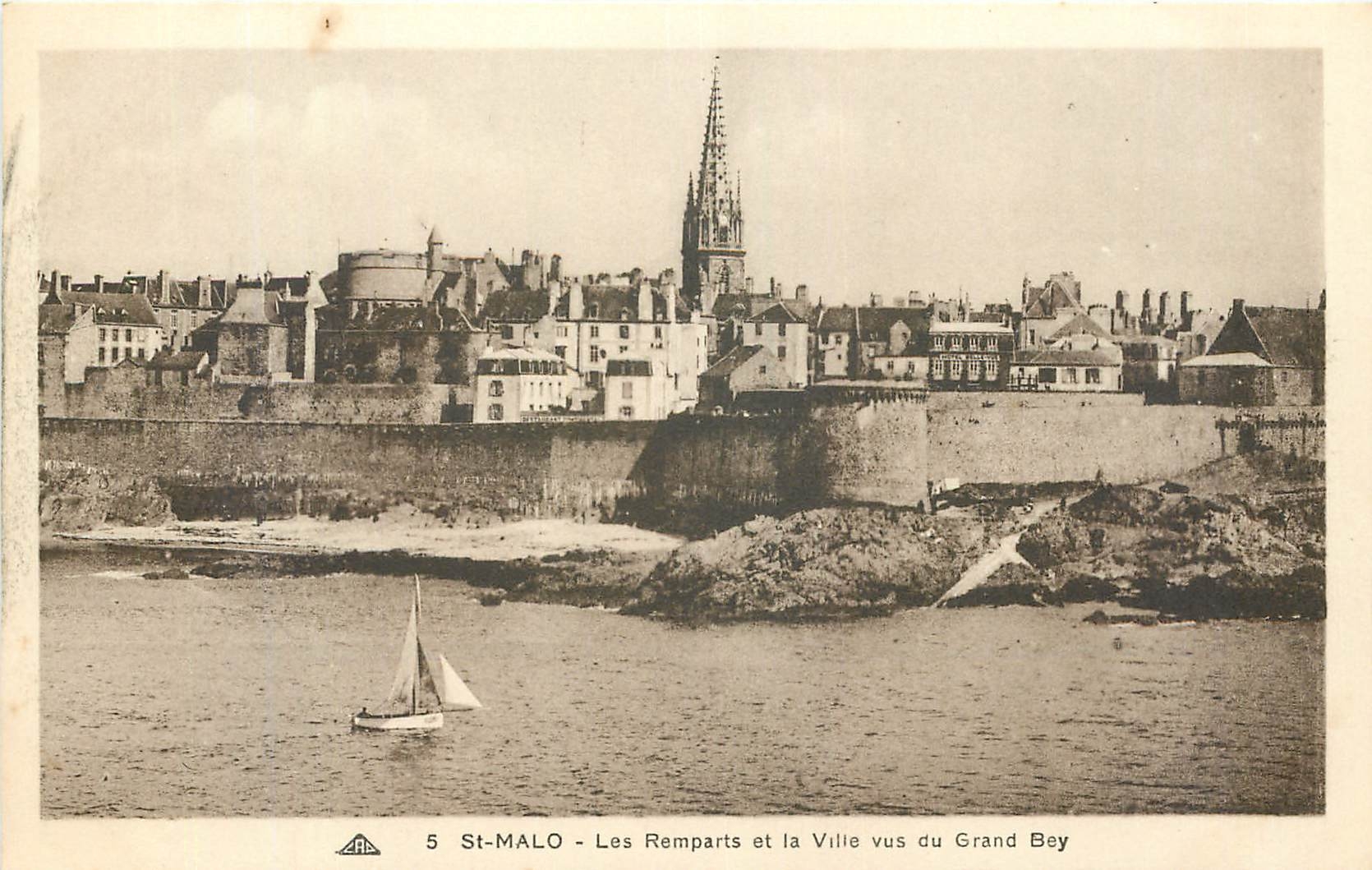 CPA St Malo les Remparts et la Ville vus du Grand Bey 