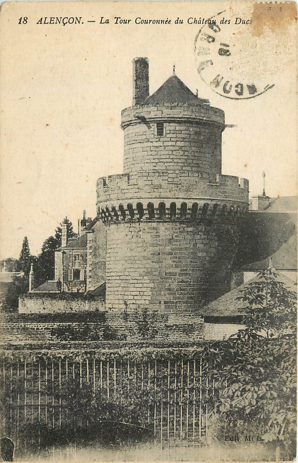 CPA Alencon La Tour Couronnee du Chateau des Ducs 
