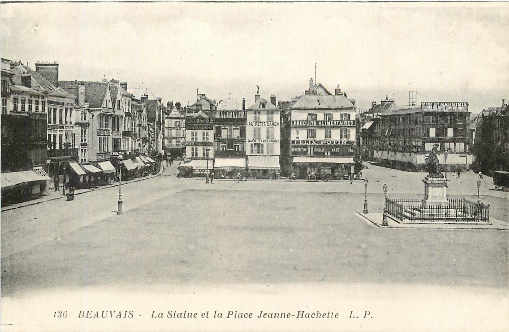 CPA Beauvais La Statue et la Place Jeanne Hachette 