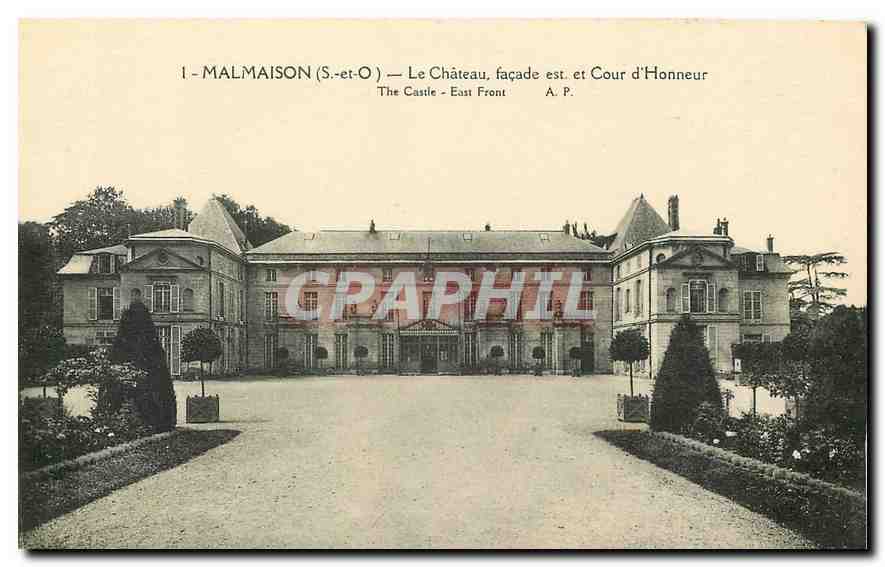 CPA Malmaison S et O Le Chateau facade est et Cour d'Honneur 