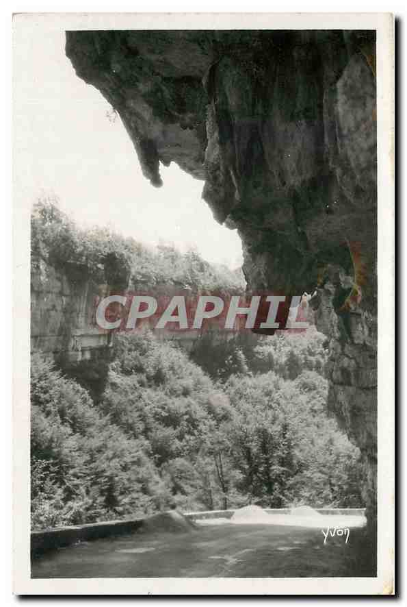 CPA La Douce France Cote d'Azur Gorges du Loup les Rochers en stalactite au dessus de la route 