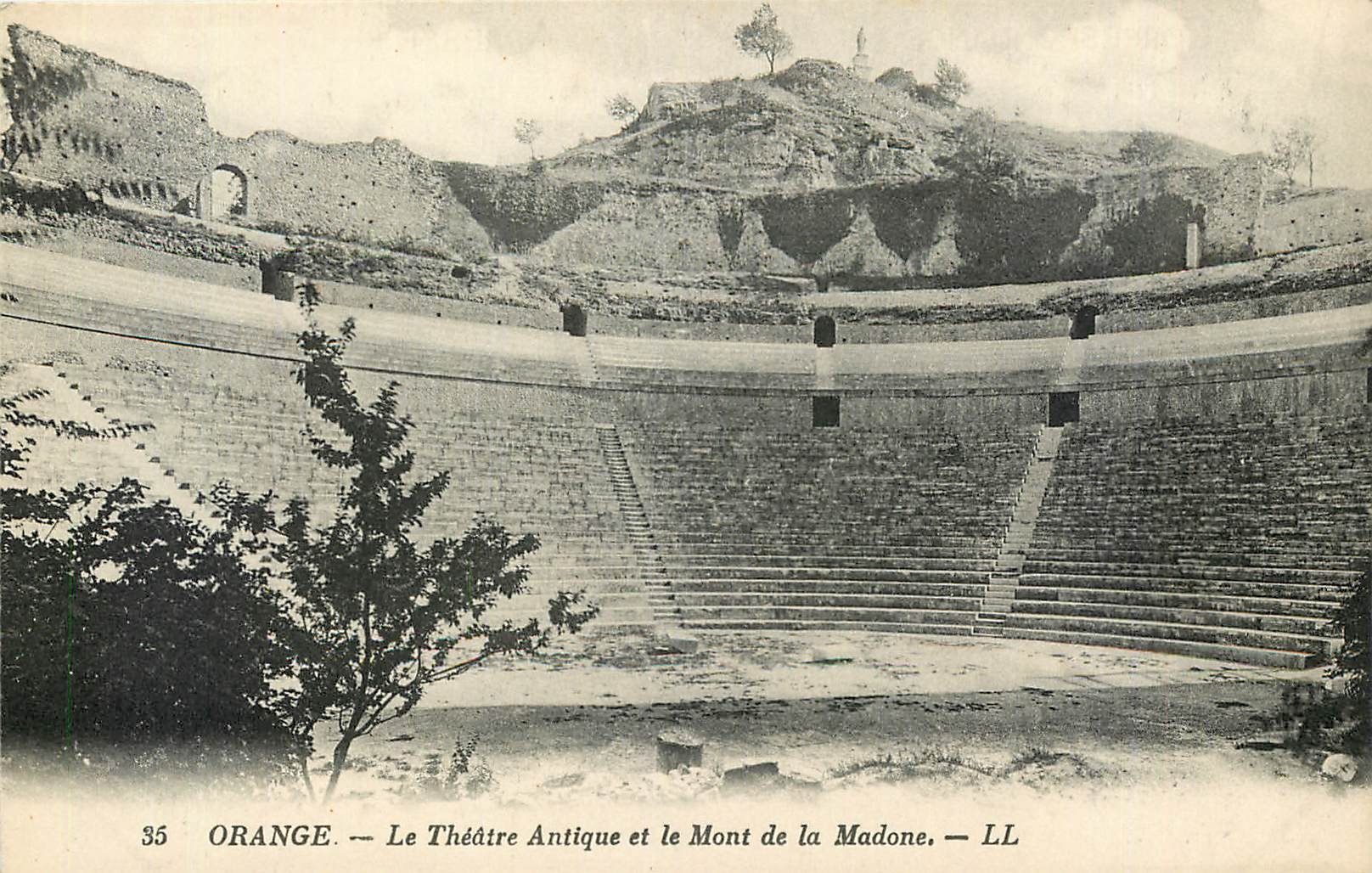 CPA Orange Le Theatre Antique et le Mont de la Madone 
