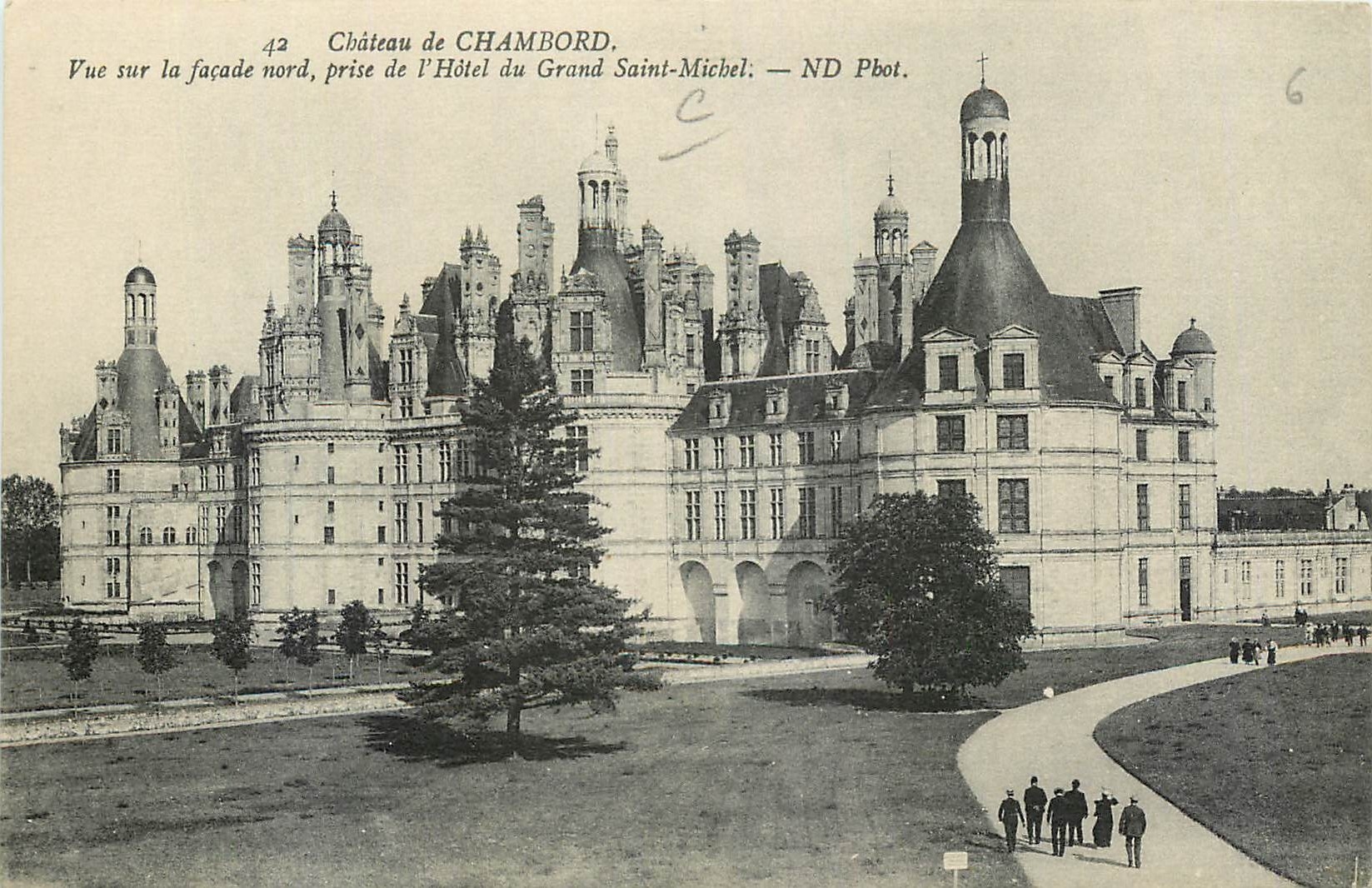 Château de CHAMBORD — Vue sur la façade nord, prise de l'Hôtel du Grand Saint-Michel — ND Pbot.