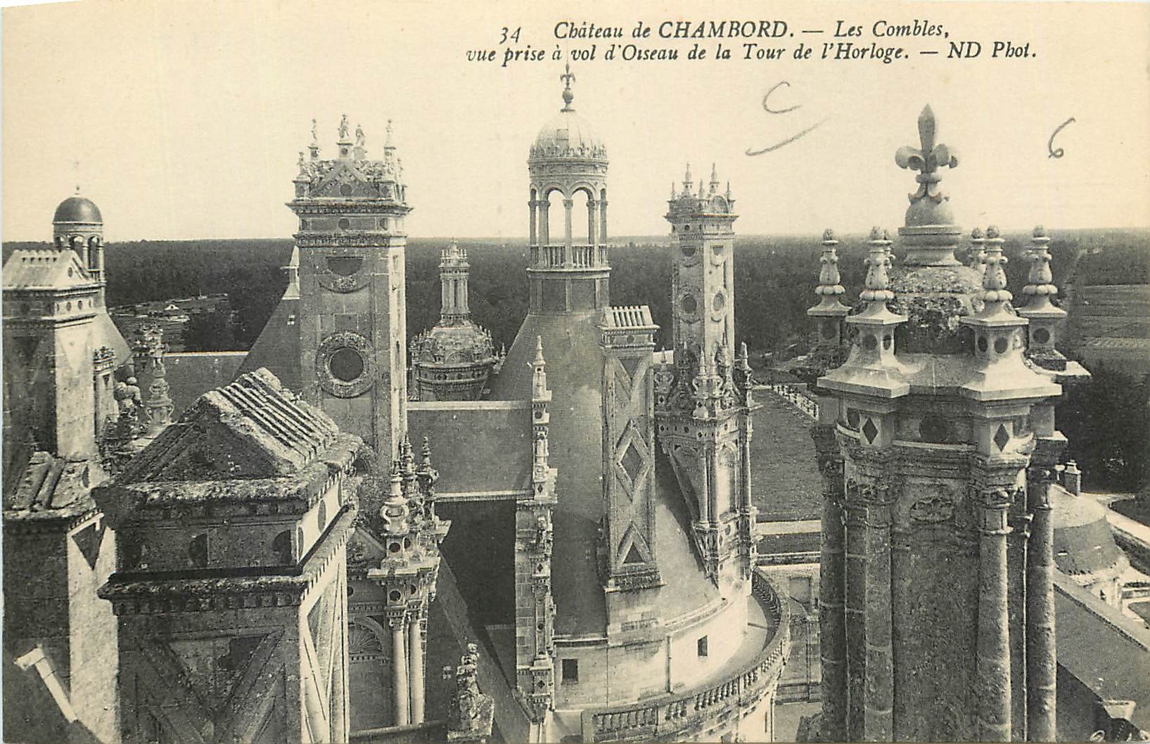 Château de Chambord — Les Combles, vue prise à vol d’Oiseau de la Tour de l’Horloge — ND Phot.