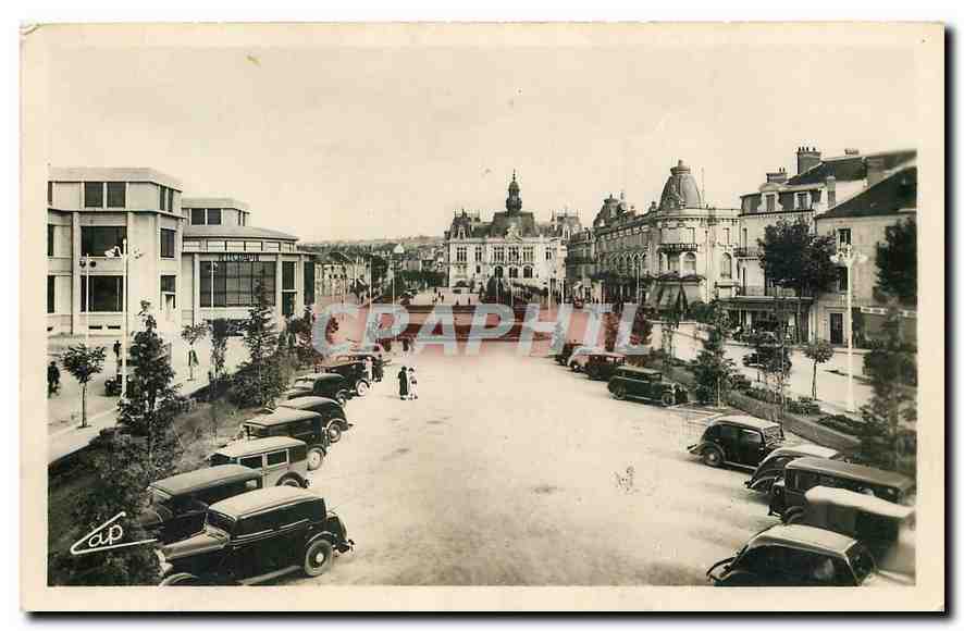 CPA Vichy Nouvelle Place de la Poste et vue sur l'Hotel de Ville 
